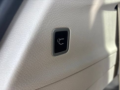 Used 2024 Chrysler Pacifica Touring-L FWD image 7