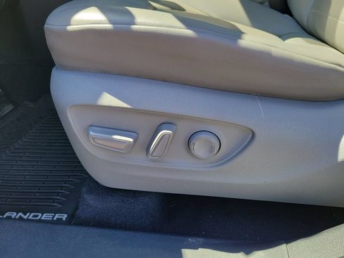 Used 2020 Toyota Highlander XLE AWD/4WD image 21