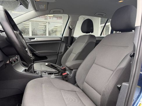Used 2016 Volkswagen Golf S image 19