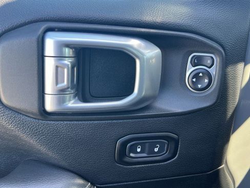 Used 2020 Jeep Wrangler Unlimited Sahara image 22