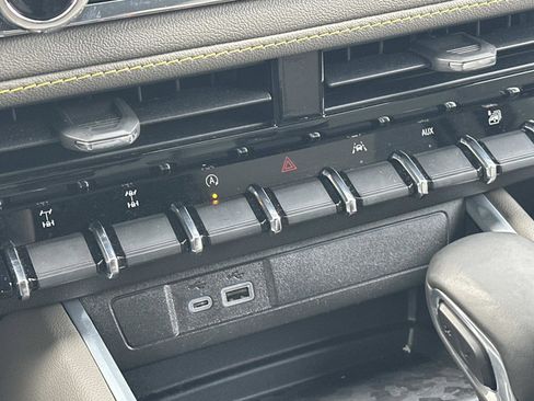 Certified 2025 Chevrolet Colorado ZR2 w/ Technology Package image 31