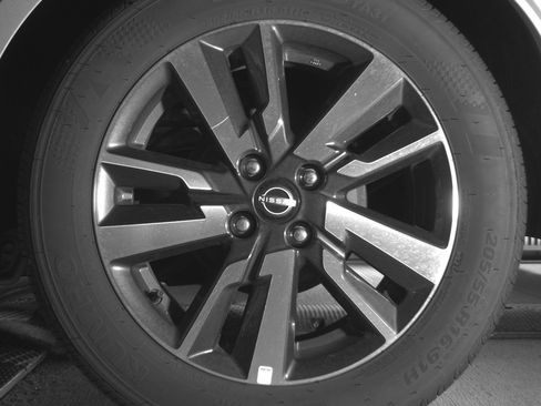 Used 2025 Nissan Versa SV image 14