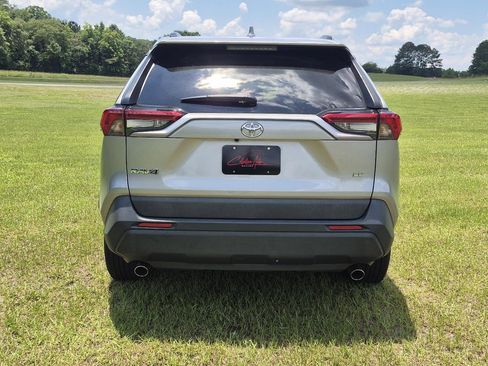 Used 2020 Toyota RAV4 LE FWD image 8