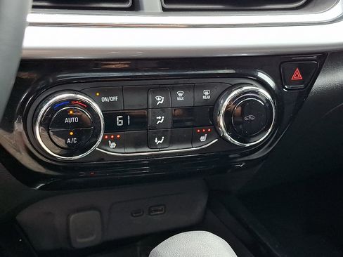 Used 2024 Chevrolet Trax LT w/ Sunroof Package FWD image 18