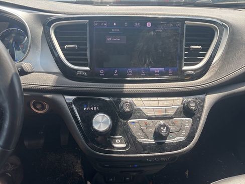 Used 2021 Chrysler Pacifica Touring-L w/ Uconnect Theater Family Group FWD image 10