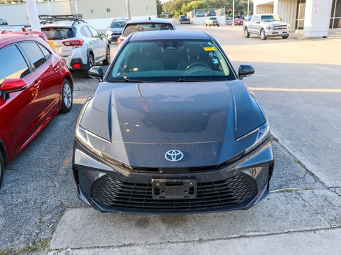 Used 2025 Toyota Camry LE FWD image 5
