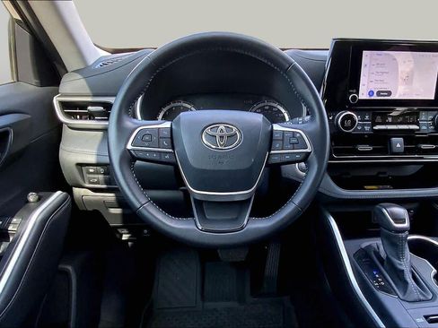 Used 2025 Toyota Highlander XLE AWD/4WD image 6