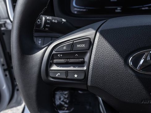 Certified 2025 Hyundai Venue Limited FWD image 23