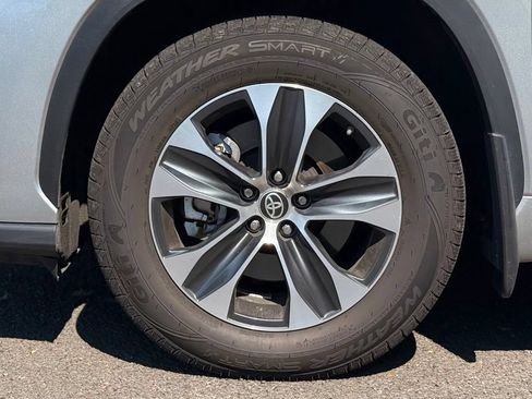 Used 2021 Toyota Highlander XLE AWD/4WD image 9