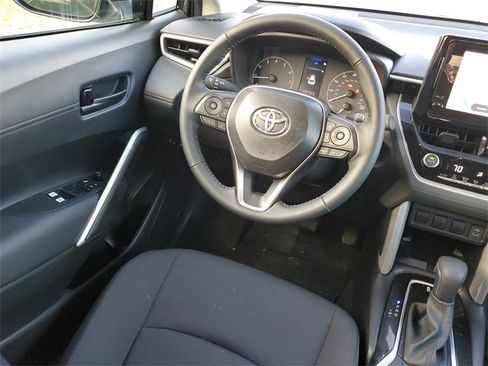 Used 2025 Toyota Corolla Cross LE image 9