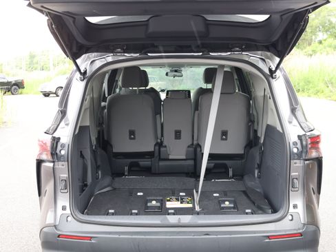 Used 2024 Toyota Sienna LE AWD/4WD image 6