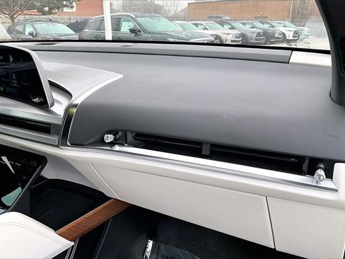 Used 2026 Cadillac Vistiq Luxury image 27