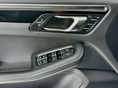 Certified 2025 Porsche Macan AWD/4WD image 11