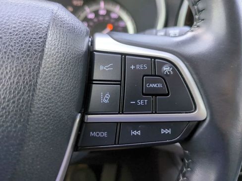 Used 2022 Toyota Highlander XLE FWD image 26