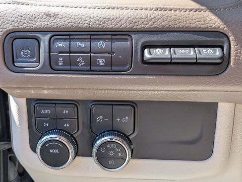 Used 2023 GMC Yukon XL Denali AWD/4WD image 17