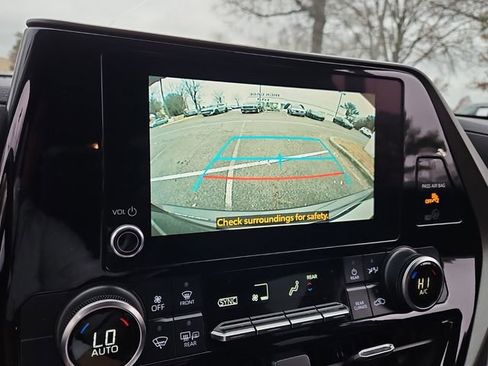 Used 2023 Toyota Highlander LE image 23