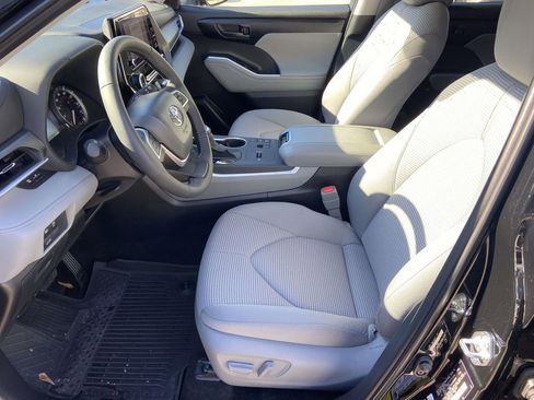 Used 2025 Toyota Highlander LE image 18