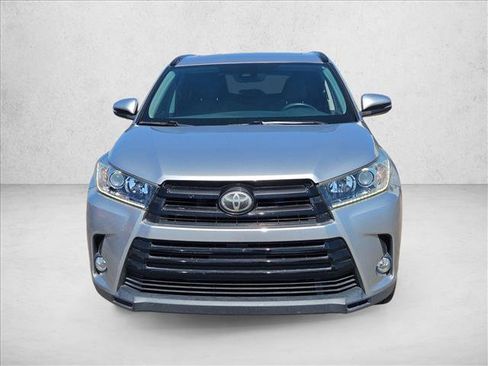 Used 2017 Toyota Highlander SE FWD image 2