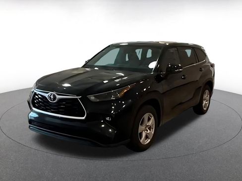 Used 2025 Toyota Highlander LE FWD image 4