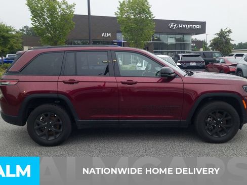 Used 2025 Jeep Grand Cherokee Altitude AWD/4WD image 4