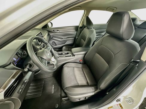 Used 2025 Nissan Altima 2.5 SV FWD image 13
