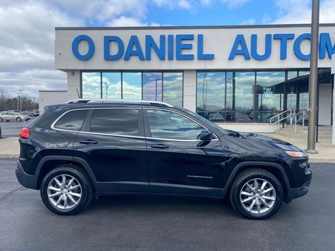 Used 2018 Jeep Cherokee Limited image 2