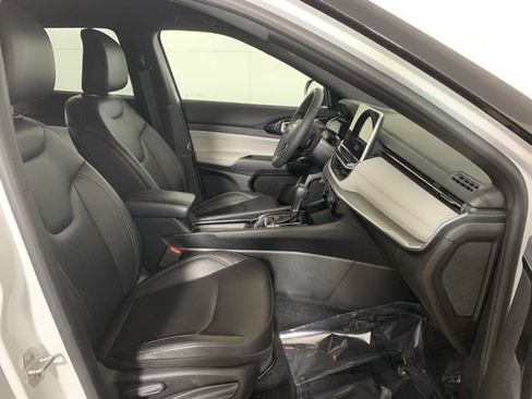 Used 2025 Jeep Compass Limited image 24