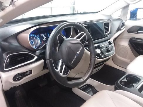 Used 2018 Chrysler Pacifica Touring-L image 13