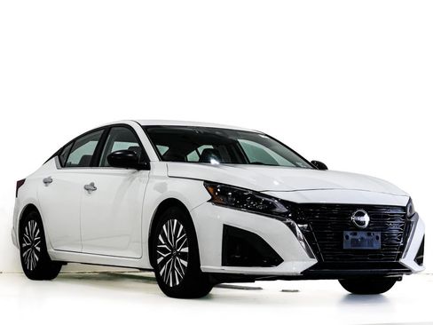 Used 2025 Nissan Altima 2.5 SV FWD image 1