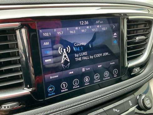 Used 2018 Chrysler Pacifica Limited w/ Tire & Wheel Group image 25