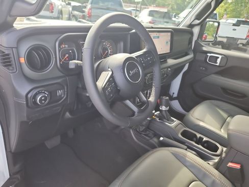 Used 2025 Jeep Gladiator Mojave AWD/4WD image 15