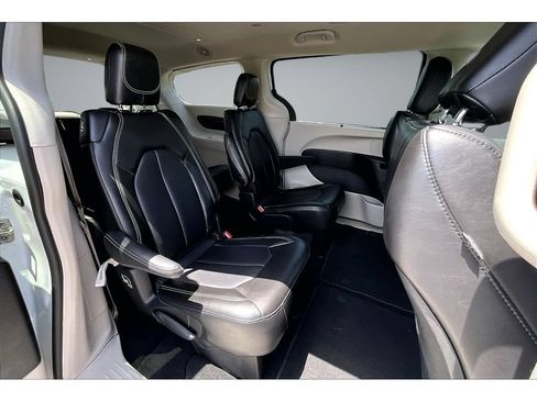Used 2024 Chrysler Pacifica Touring-L FWD image 39