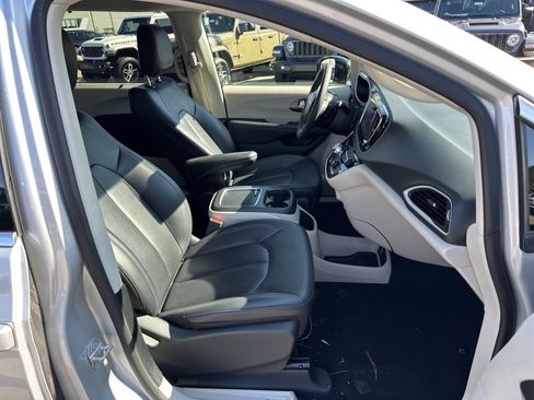 Used 2024 Chrysler Pacifica Touring-L image 15