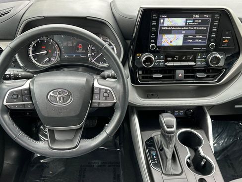 Used 2022 Toyota Highlander XLE image 14