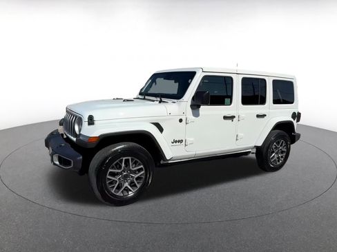 Used 2025 Jeep Wrangler Sahara image 8