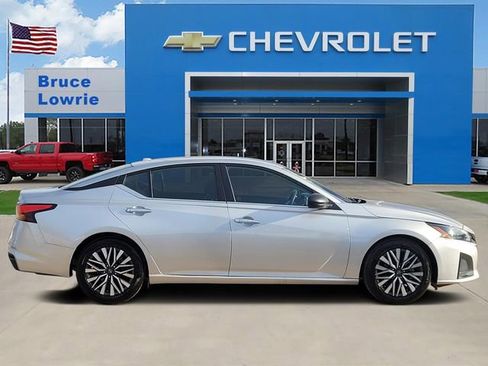 Used 2024 Nissan Altima 2.5 SV image 6