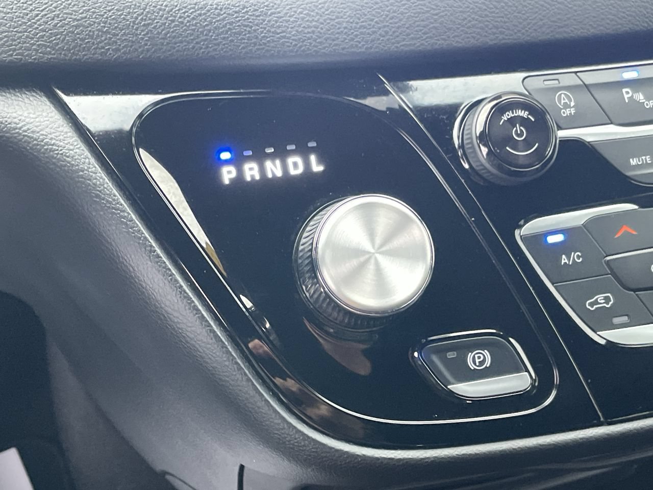 Used 2025 Chrysler Pacifica Select FWD image 35