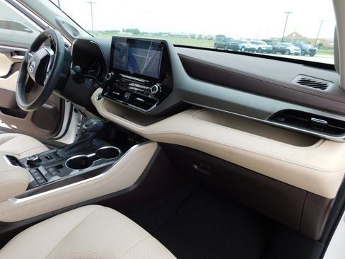 Used 2021 Toyota Highlander Limited image 10