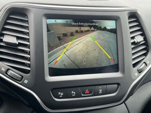 Used 2023 Jeep Cherokee Altitude Lux w/ Mopar Interior Package AWD/4WD image 21