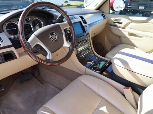 Used 2010 Cadillac Escalade Luxury image 12