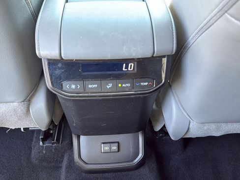 Used 2022 Toyota Highlander XLE FWD image 17