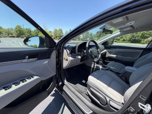 Used 2017 Hyundai Elantra SE FWD image 12