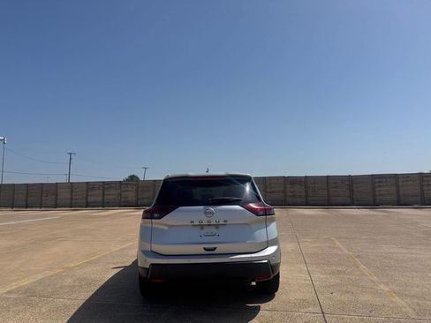 Certified 2025 Nissan Rogue SV FWD image 17