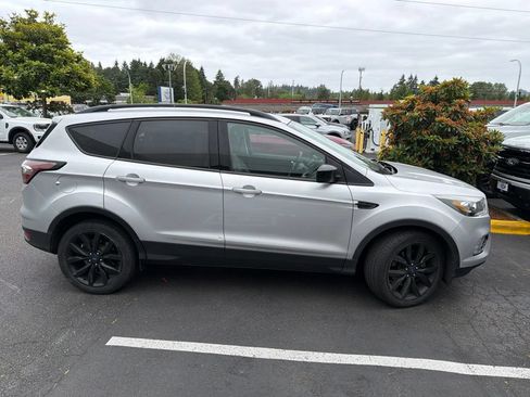 Used 2018 Ford Escape SE w/ SE Sport Appearance Package AWD/4WD image 3