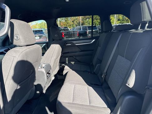 Used 2025 GMC Acadia Elevation image 12