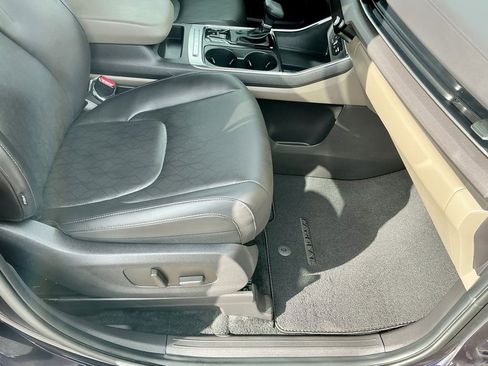 Used 2025 Kia Carnival EX image 23