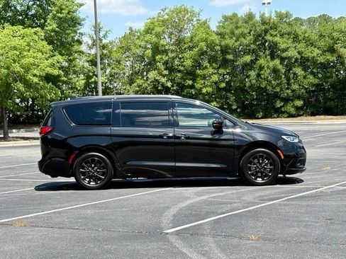 Used 2021 Chrysler Pacifica Touring w/ Uconnect Theater Family Group FWD image 9