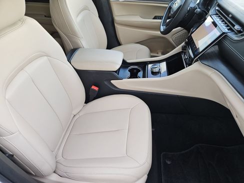 Used 2025 Jeep Grand Cherokee Limited RWD image 16