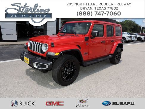 Used 2025 Jeep Wrangler Unlimited Sahara AWD/4WD image 1
