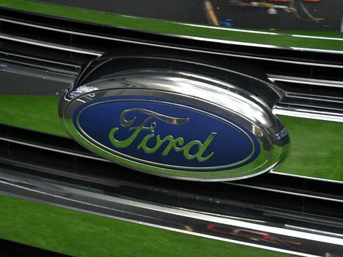 Used 2016 Ford F150 Lariat w/ Equipment Group 502A Luxury AWD/4WD image 2